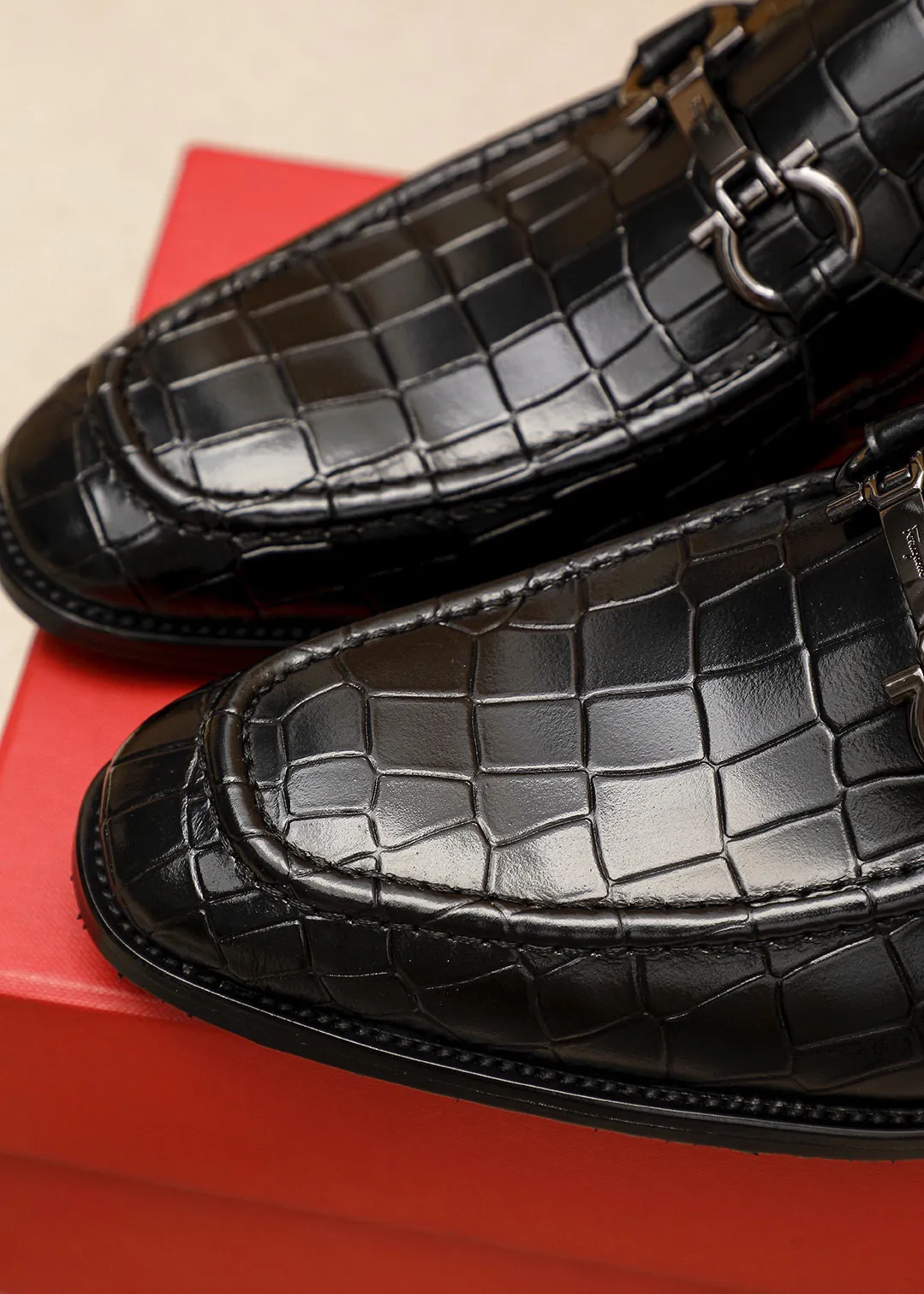 Men's shoes 💰460 💐 Product trademark: Ferragamo "Ferragamo" casual leather shoes Regular size: 38-44 (45.46🉑️customized) Product materials: Selected imported first-layer open-edge beaded cowhide floral upper + luxury hardware buckle, imported water-dyed cowhide leather lining. Strong three-dimensional visual effect, original outsole color: 2 colors available